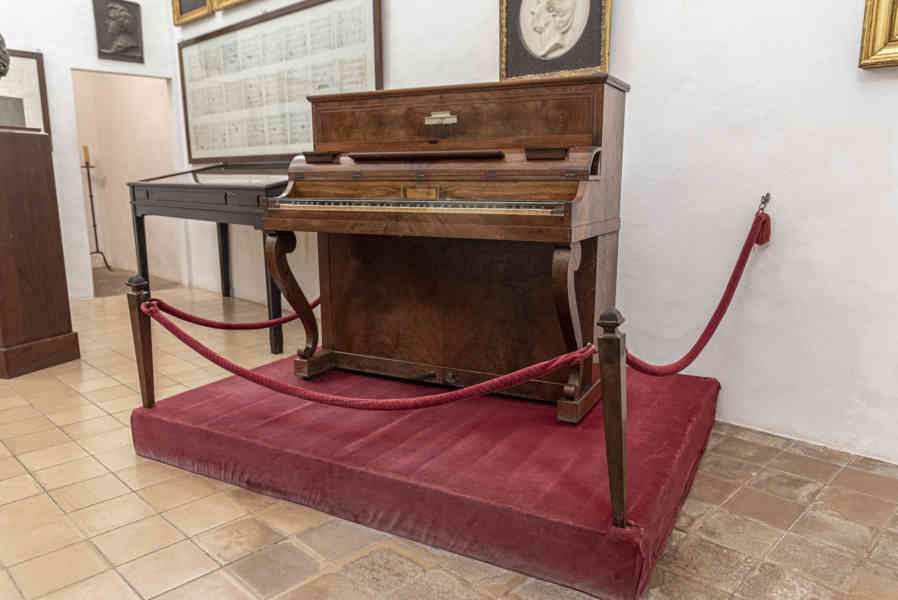 Mallorca - Valldemossa 31 - la Cartoixa de Valldemossa - celda de Frederic Chopin - piano.jpg